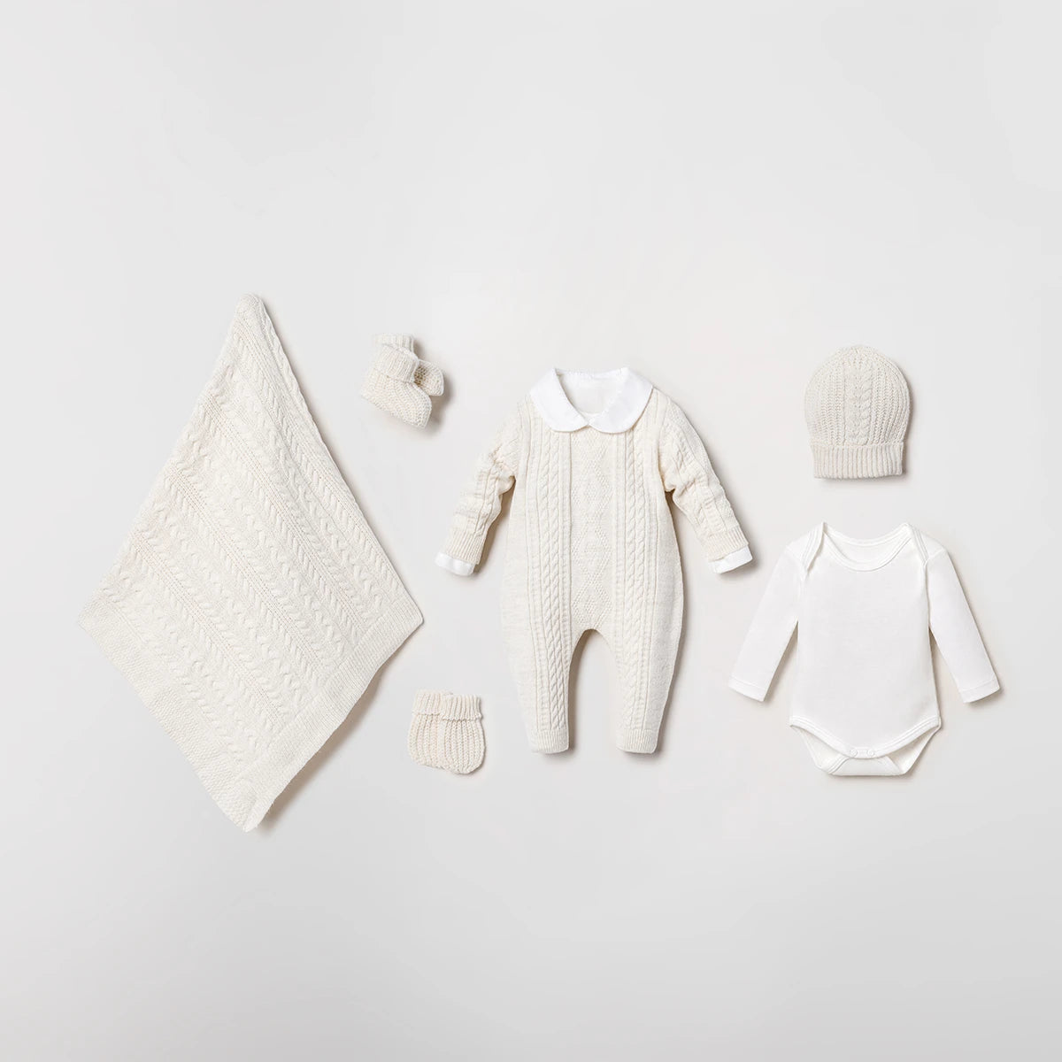 NIPPERLAND 5-Pieces Cream Knitted Hospital set