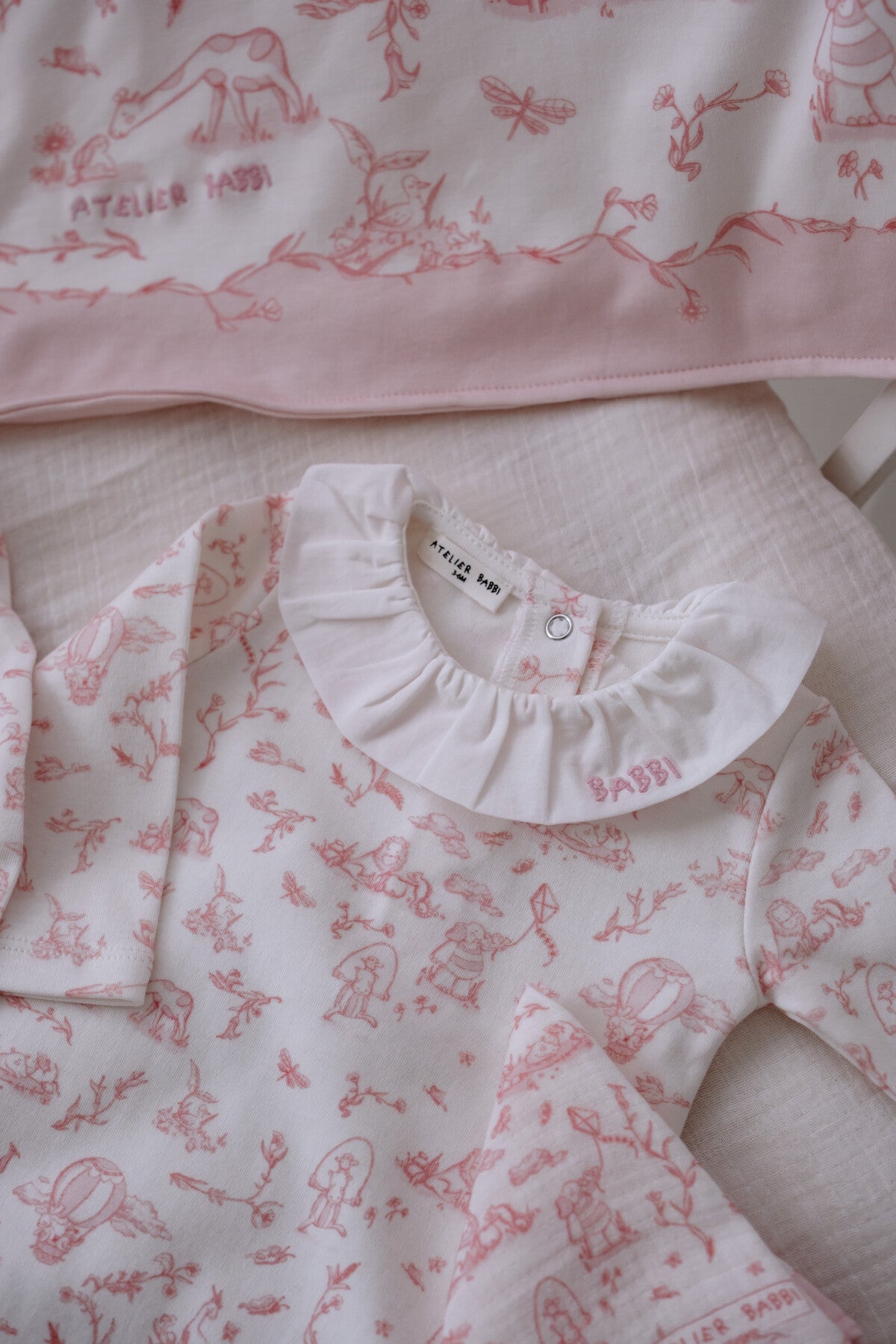 Atelier Babbi Newborn Set (5 Piece) - Toile De Jouy/Pink, 100% Cotton