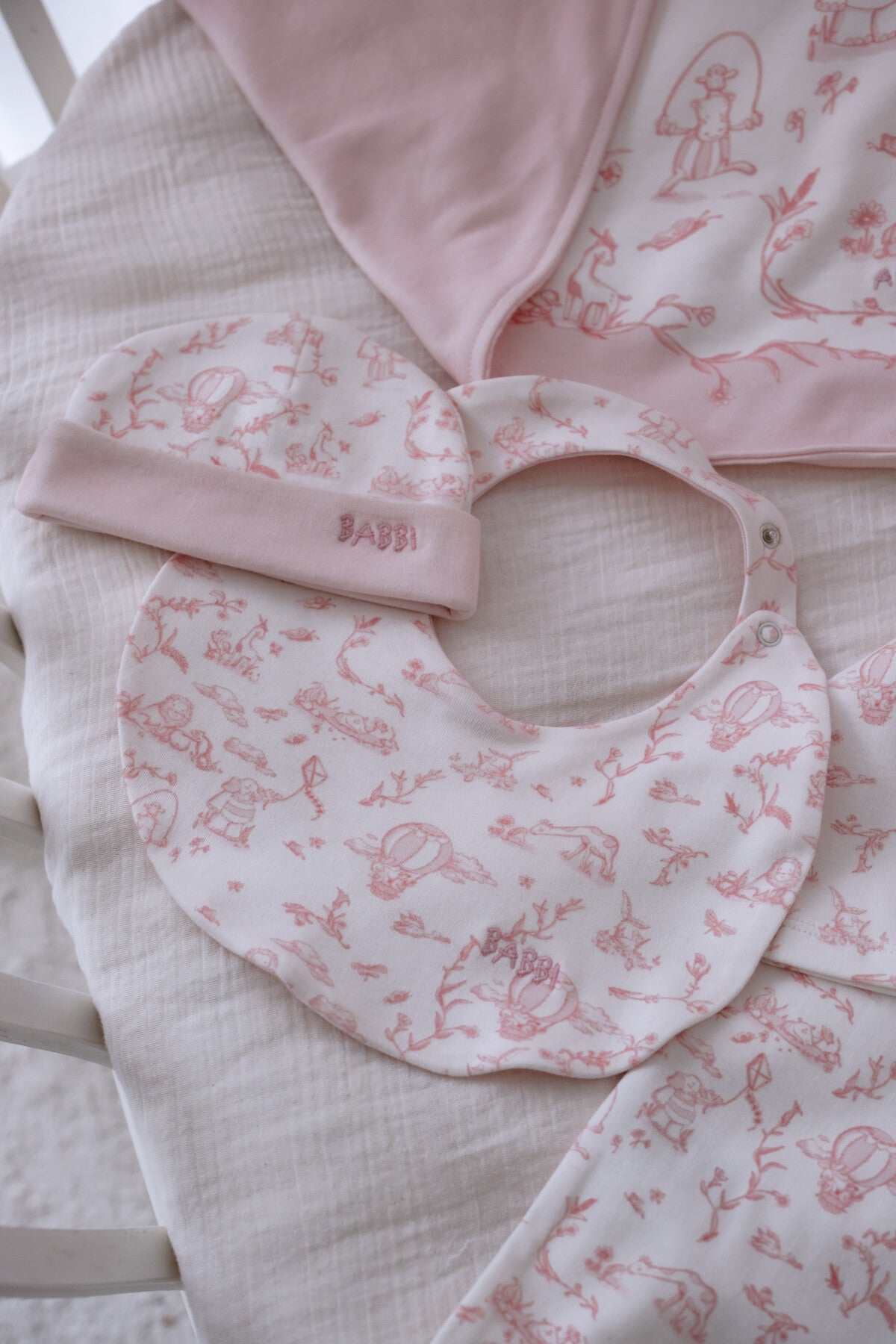 Atelier Babbi Newborn Set (5 Piece) - Toile De Jouy/Pink, 100% Cotton